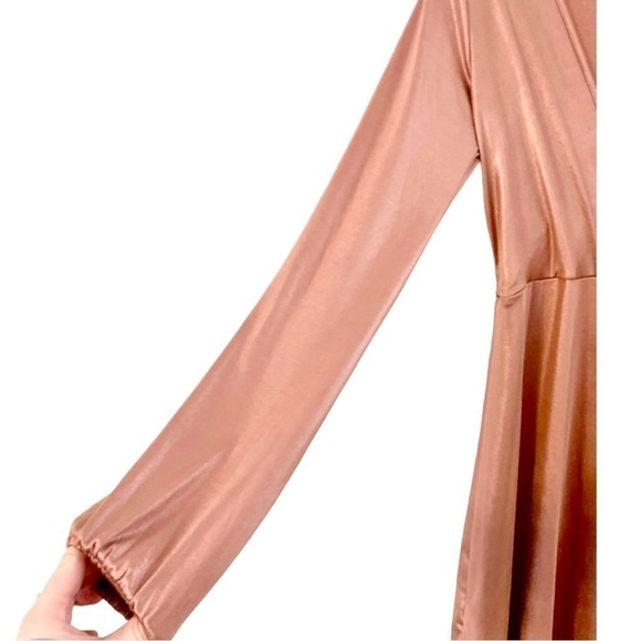 MI AMI, METALLIC, WRAP MINI DRESS. HIGH SHEEN FABRIC IN BLUSH PINK COLOR.SIZE M - Picture 6 of 8